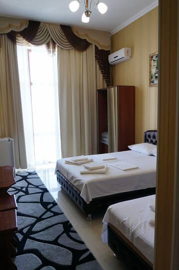 Трехместный номер с балконом в Гостинице Островок