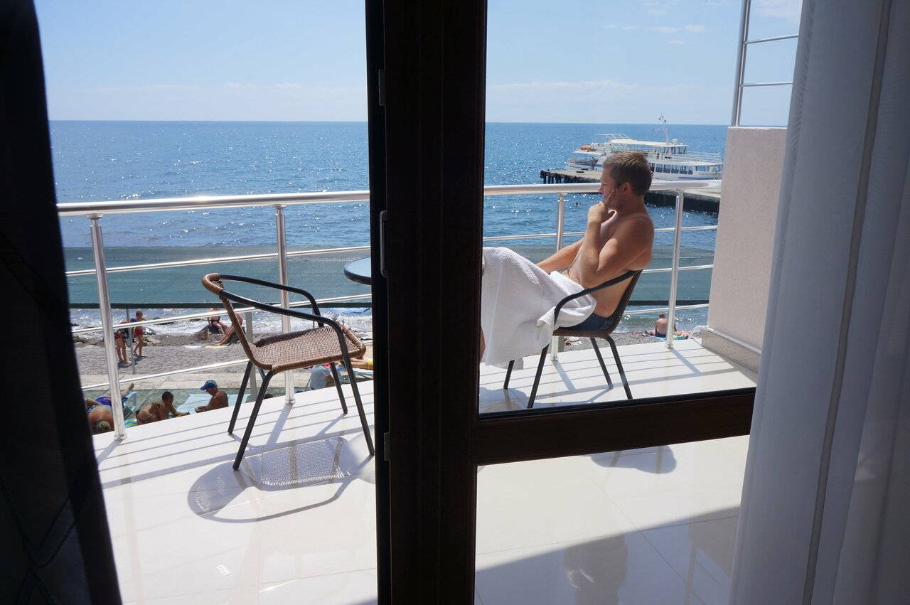 Фотографии номера Трехместный номер с балконом в Гостинице Островок Алушта