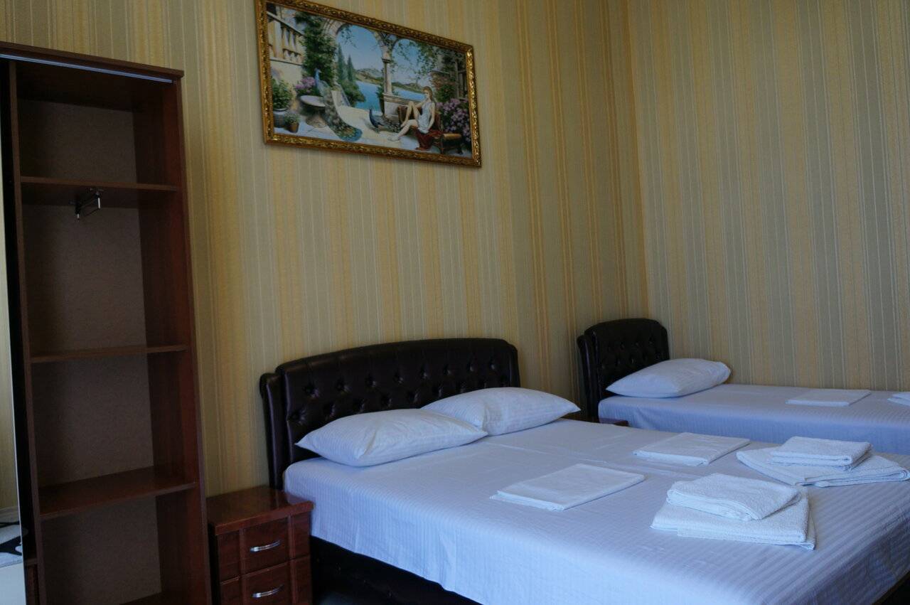 Фотографии номера Трехместный номер с балконом в Гостинице Островок Алушта